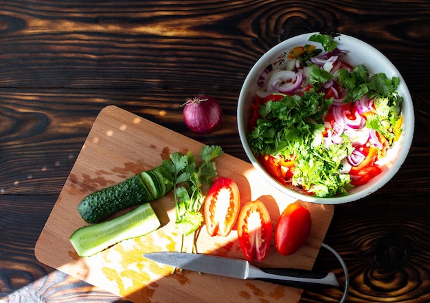 groentesalade op een snijplank