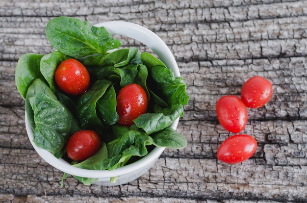 Groentesalade op rustieke houten achtergrond.