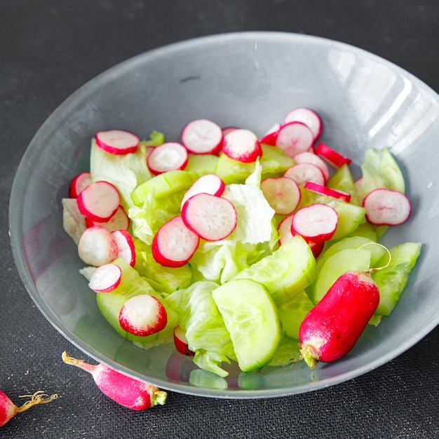 groentesalade radijs komkommer groentesla blad vers gezonde maaltijd voedsel snack dieet