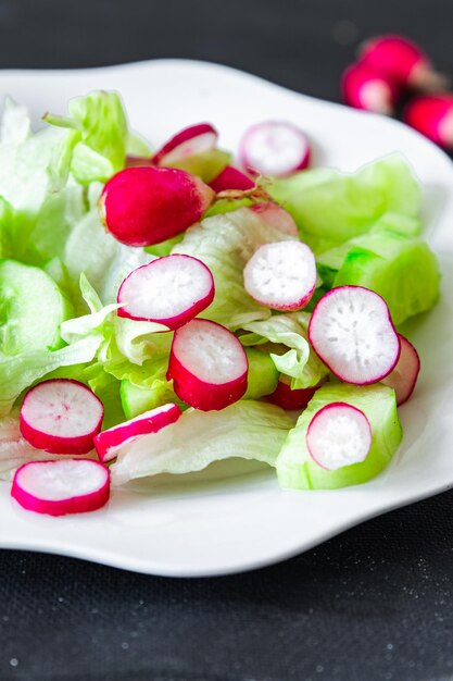 groentesalade radijs komkommer groentesla blad vers gezonde maaltijd voedsel snack dieet