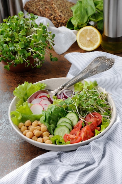 Groentesalade van kikkererwten en spruitjes