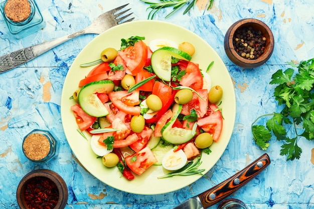 Groentesalade van tomaten, komkommers, olijven en eieren