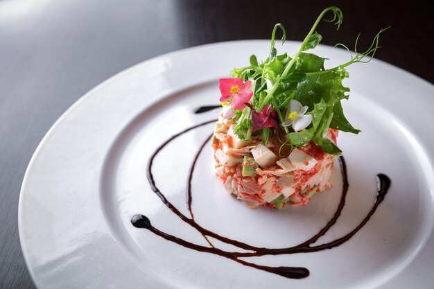 Groentesalade vlees vis champignons kaas op een witte plaat