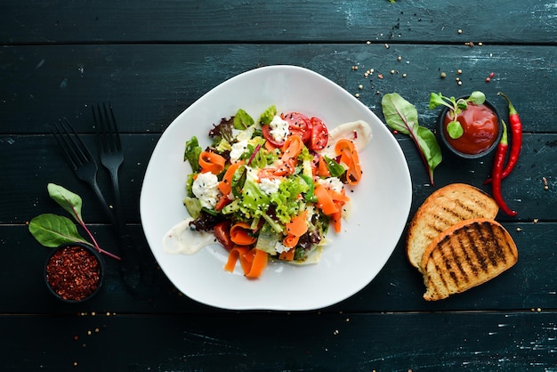 Groentesalade wortelen sla cherrytomaatjes fetakaas Voedsel Bovenaanzicht Vrije ruimte voor uw tekst