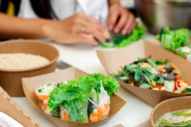 Groentesalades in papieren borden