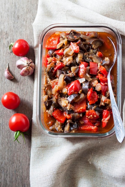 Groentesaus met aubergine rode paprika en tomaten