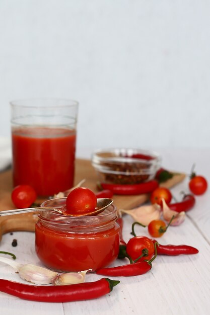 Foto groentesaus met spaanse peper en tomaten