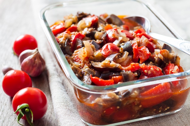 Groentesautee met aubergine, rode paprika en tomaten