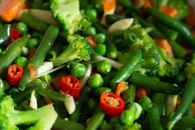 Groenteschotel met broccoli, sperziebonen en doperwten