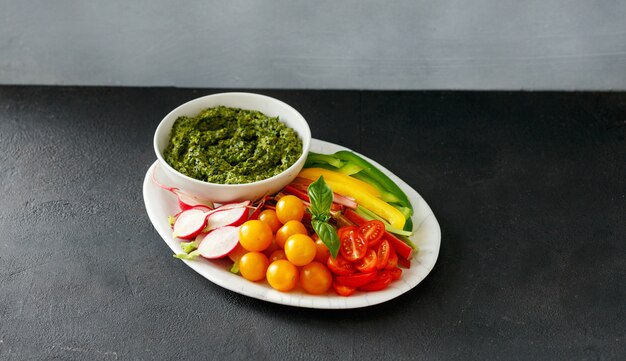 Groentesnacks met geserveerd pesto saus plaat