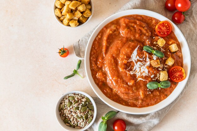 Groentesoep met gebakken tomaat paprika room paneermeel en microgroenten