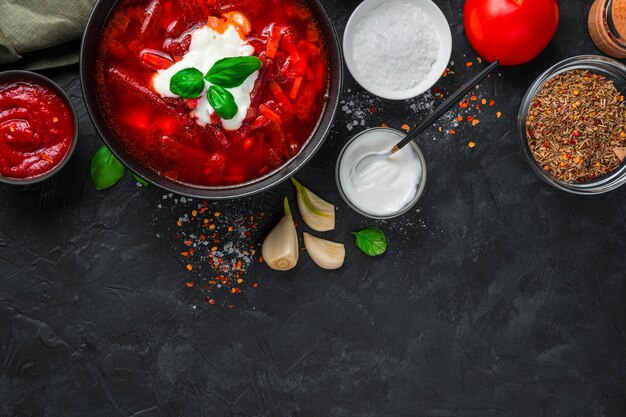 Groentesoep met rode biet en tomaat, borsjt. bovenaanzicht met kopie ruimte. het concept van culinaire achtergronden.