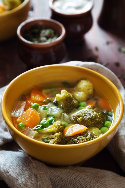 groentesoep met wortelen, groene erwten en broccoli