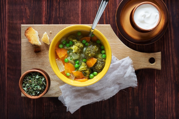 groentesoep met wortelen, groene erwten en broccoli