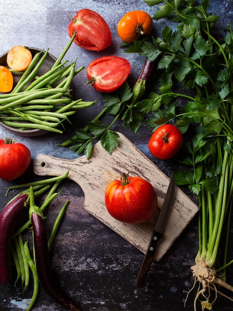 Groentestilleven Oogst van tomaten Aubergine bleekselderij snijbonen De chef bereidt voor