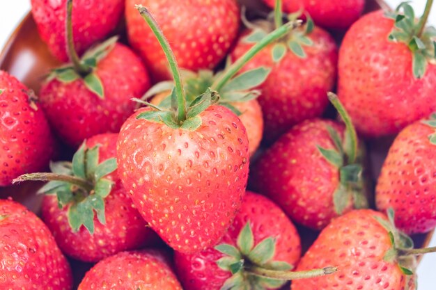 Groep aardbeien op witte achtergrond.