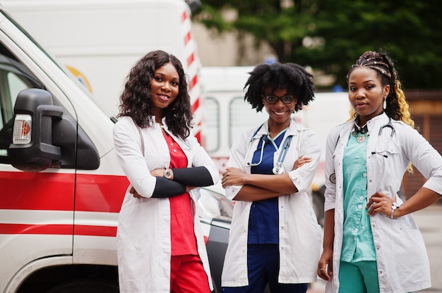 Groep Afrikaanse paramedicus ambulance noodploeg artsen