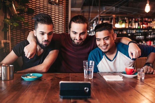 Groep Arabische vrienden die selfie nemen in loungebar