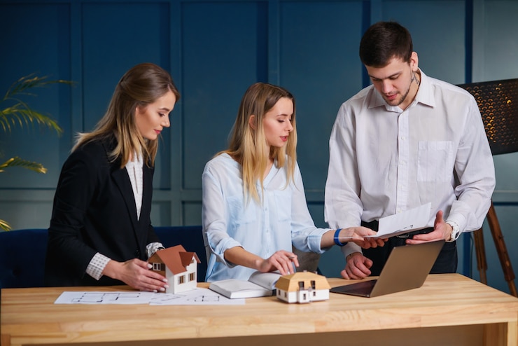 Groep architecten, ontwerper werkt aan het project van nieuw huis, plat.