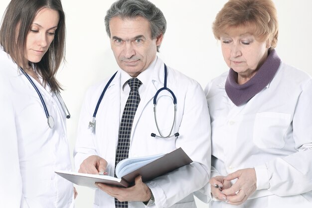 Groep artsen bespreken de diagnose van de patient.isolated op witte achtergrond