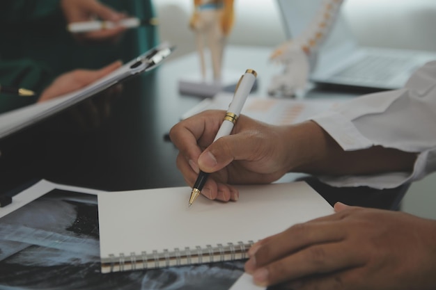 Groep artsen die een document lezen in een vergaderzaal in een ziekenhuis