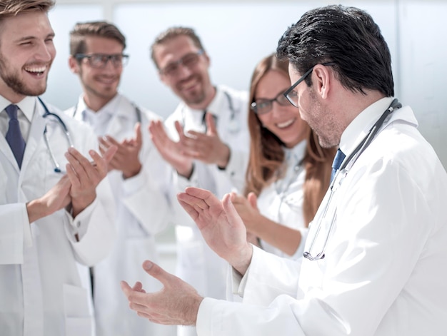 Groep artsen die elkaar applaudisseren