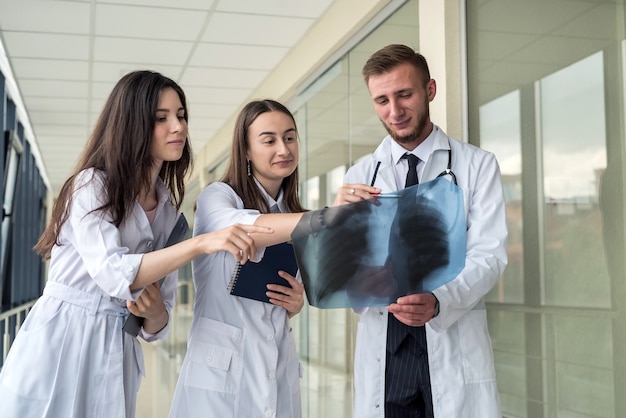 Groep artsen die naar röntgenlongen kijken voor het voorschrijven van een effectieve behandeling voor het nieuwe virus covid19. epidemie