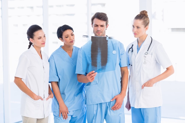 Groep artsen en chirurgen die röntgenstraal onderzoeken