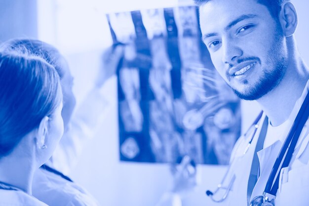 Foto groep artsen en verpleegkundigen die naar xray kijken