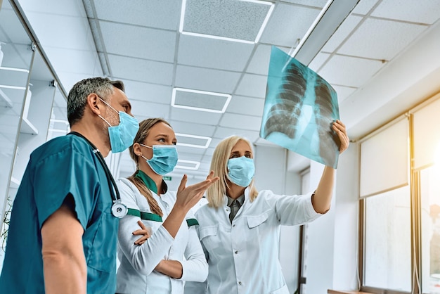 Groep artsen op kantoor met röntgenstraal van de patiënt Onderaanzicht