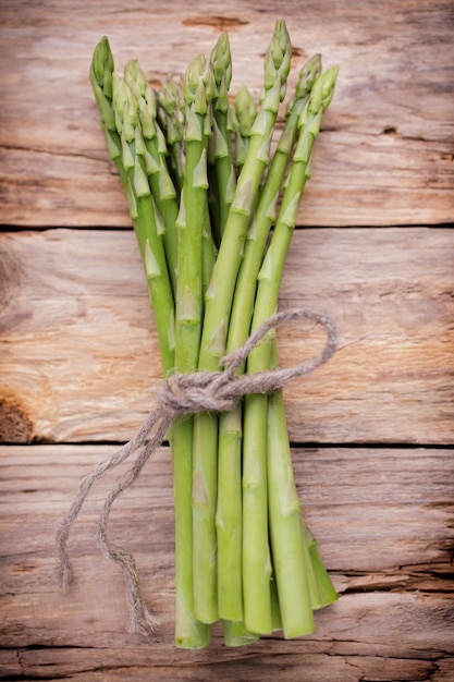 Groep asperges gebonden met een touwtje