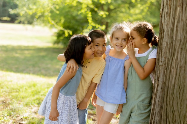 Groep aziatische en blanke kinderen die plezier hebben in het park