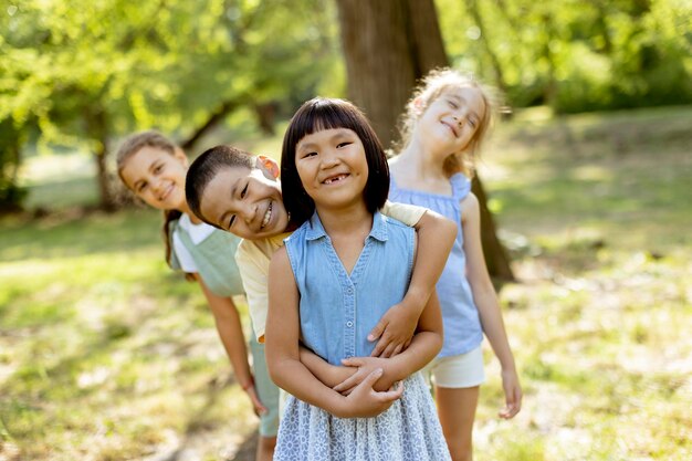 Groep aziatische en blanke kinderen die plezier hebben in het park