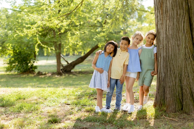 Groep aziatische en blanke kinderen die plezier hebben in het park