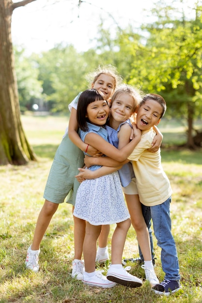 Groep aziatische en blanke kinderen die plezier hebben in het park