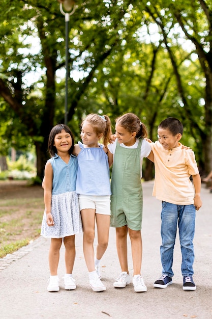 Groep aziatische en blanke kinderen die plezier hebben in het park