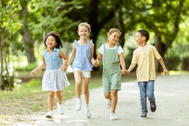 Groep aziatische en blanke kinderen die plezier hebben in het park