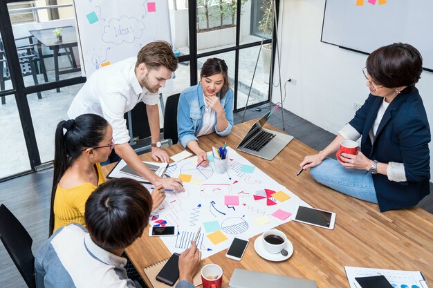 Groep Aziatische en multi-etnische mensen werken en brainstormen