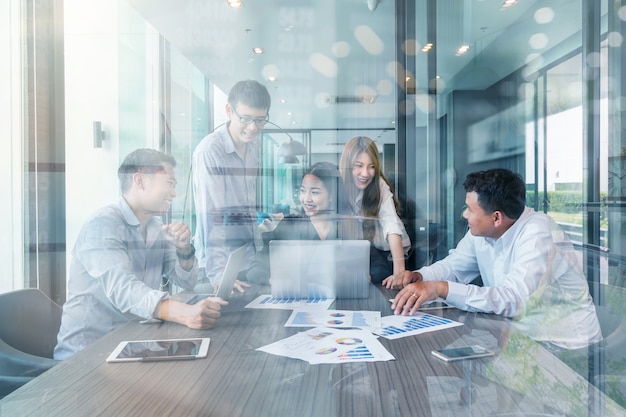 Groep Aziatische en multi-etnische zakenmensen met casual pak werken en brainstormen samen w