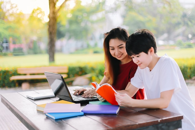 Groep Aziatische jonge studenten zoekt naar gegevens op het internet om huiswerk te maken