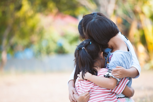 Groep Aziatische kinderen knuffelen en spelen samen met liefde en plezier in het park