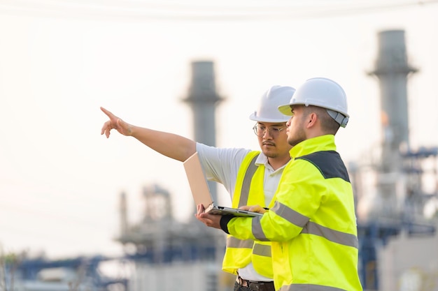 Groep Aziatische man petrochemisch ingenieur werken bij olie- en gasraffinaderij industrie fabriek De mensen werknemer man ingenieur werk controle bij energiecentrale energie-industrie productie