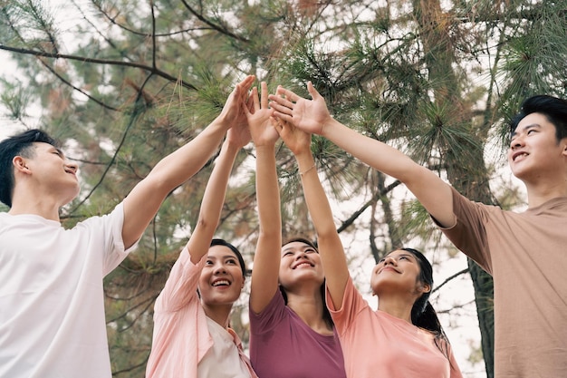 Groep aziatische mensen picknicken buiten