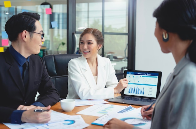 Groep Aziatische zakenmensen die bijeenkomen over het businessplan en financiële aandelen presenteren en uitleggen