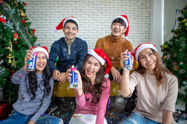 Groep azië vrienden die kerstmis en gelukkig nieuw jaar thuis vieren