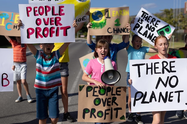 Groep basisschoolleerlingen lopen op een protestmars