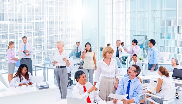 Groep bedrijfsmensen die in het bureau samenkomen