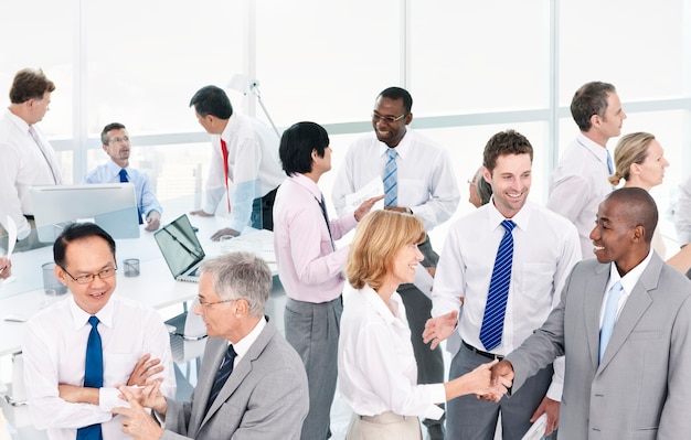 Groep bedrijfsmensen die in het bureau samenkomen