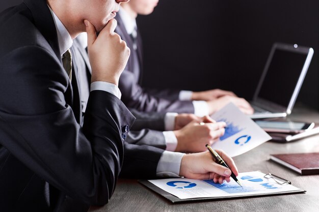 Groep bedrijfsmensen die op kantoor werken