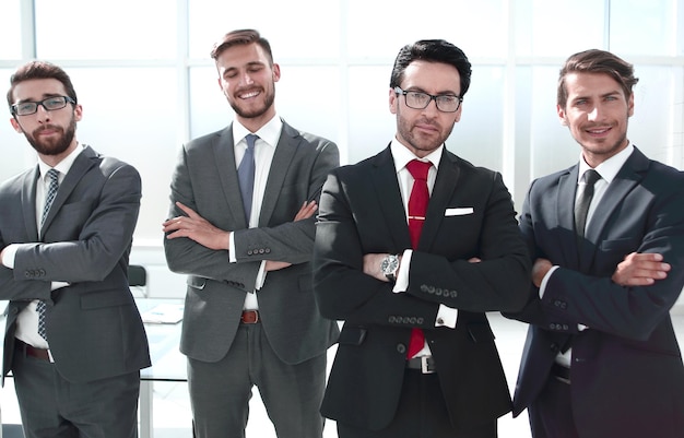 Groep bedrijfsmensen die zich in het bureau bevinden